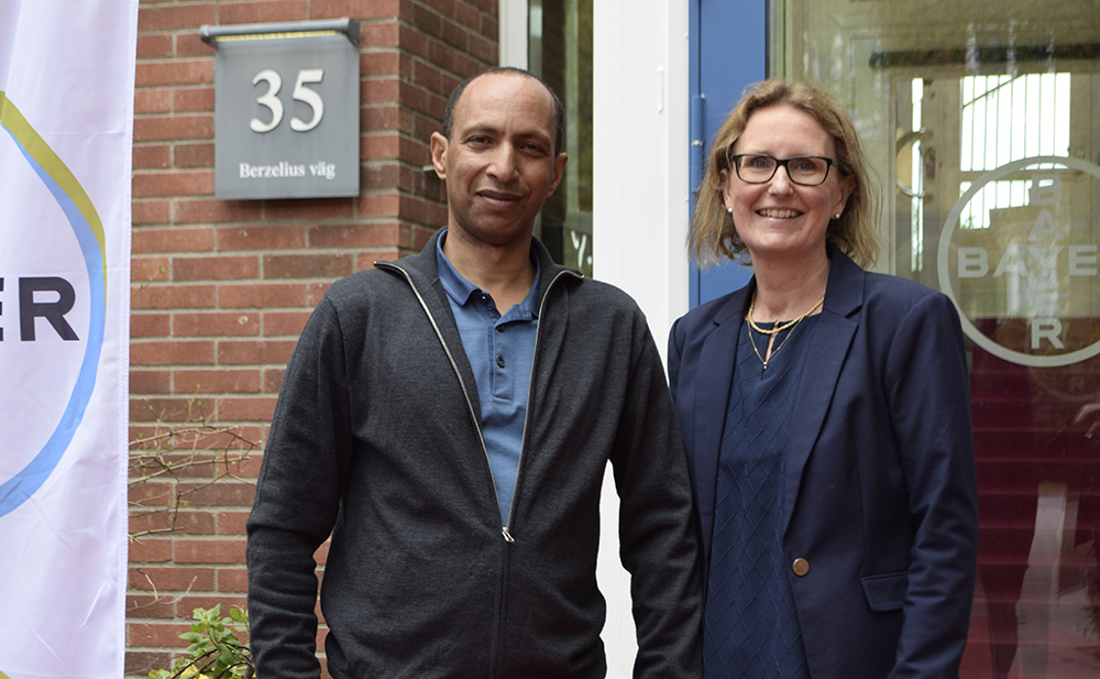 Daniel Tesfa, Medicinsk chef för onkologi och hematologi, och Caroline Tegner, Brand Manager Scandinavia på Bayer.
